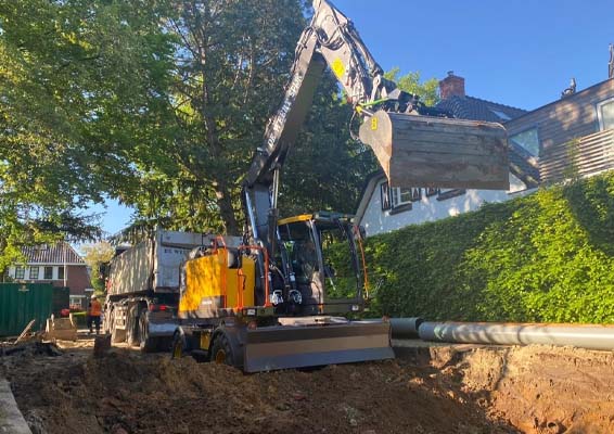 Graafwerkzaamheden met een mobiele kraan van De Weert BV