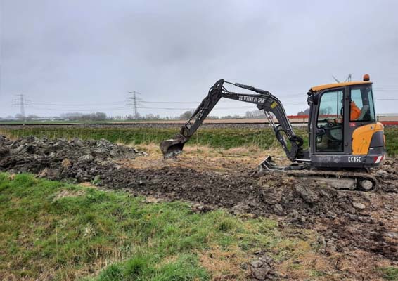 Grondverzet met rupskraan van De Weert BV