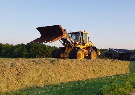 Volvo shovel van de Weert BV op een kuilbult