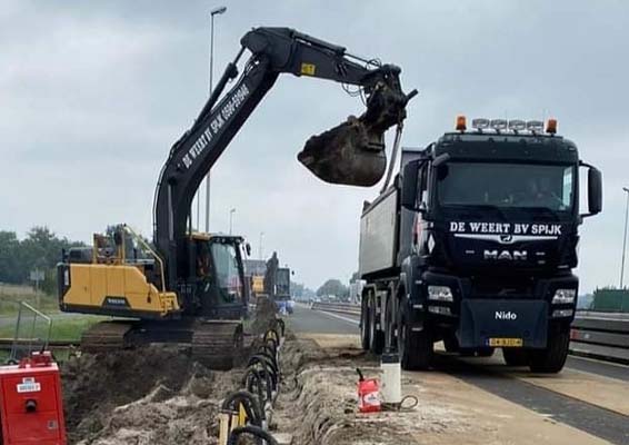 Wegwerkzaamheden met materieel van De Weert BV